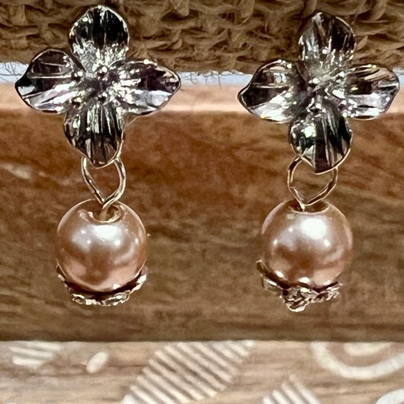New Gorgeous Vintage Floral Peach Pearl Earrings - Picture 3 of 5